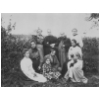 Les femmes de la famille et William dans le jardin de Monruz