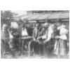 William Ritter dans le jardin du peintre morave Joza Uprka avec trois amis et une jeune fille